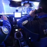 Le véhicule des trois jeunes a été repéré par une patrouille de gendarmerie sur l'autoroute A1 en direction de Genève, à la hauteur de Crans, après Nyon. La course-poursuite a pris fin à Perly dans le canton de Genève (photo symbolique). Keystone/LAURENT GILLIERON